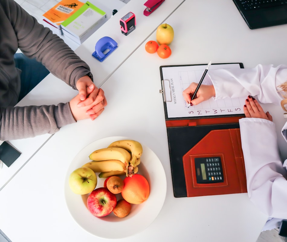 Nutriólogo experto trabajando con cliente